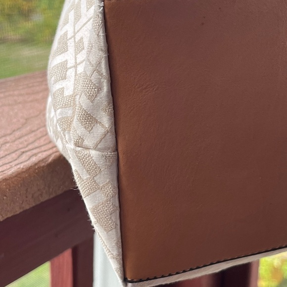 Tommy Hilfiger Tan and Cream Shoulder Bag EUC - Picture 5 of 8